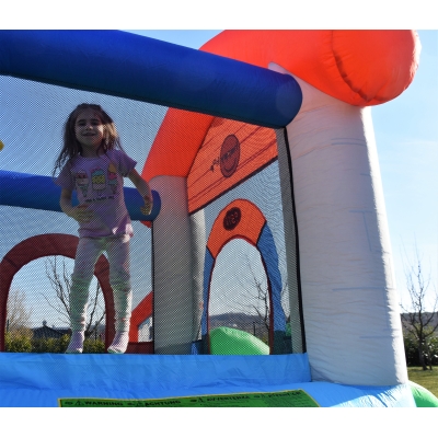 Happy Hop Skákací párty domeček , skákací hrad se skluzavkou a míčky