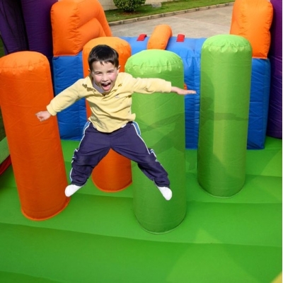 Happy Hop Překážková dráha velká nafukovací hrad s překážkami, tunelem a skluzavkou, happy hop 9063