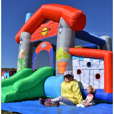 Happy Hop Skákací párty domeček , skákací hrad se skluzavkou a míčky